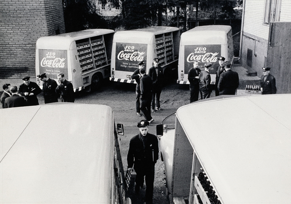 K-G Roos: Ihmisten Helsinki-kirja (kappale 2. Paraatit, Kuva 1 ”Vasta olymiakesänä 1952 ilmestyi coca-cola Helsingin kaupunkikuvaan.”), 1961. Suomen Valokuvataiteen Museo.