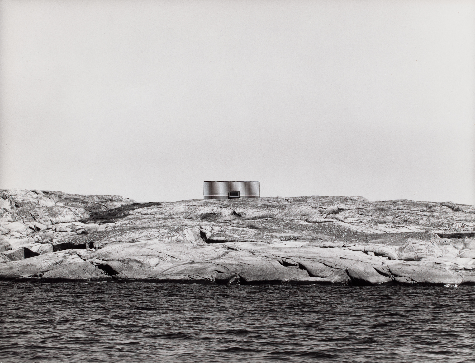 Kaius Hedenström: Kemiönsaari, Hiittinen. Sarjasta Saariston kesämökit, 1975. Suomen valokuvataiteen museo. Kaius Hedenström: Kemiönsaari, Hiittinen. Sarjasta Saariston kesämökit, 1975. Suomen valokuvataiteen museo.