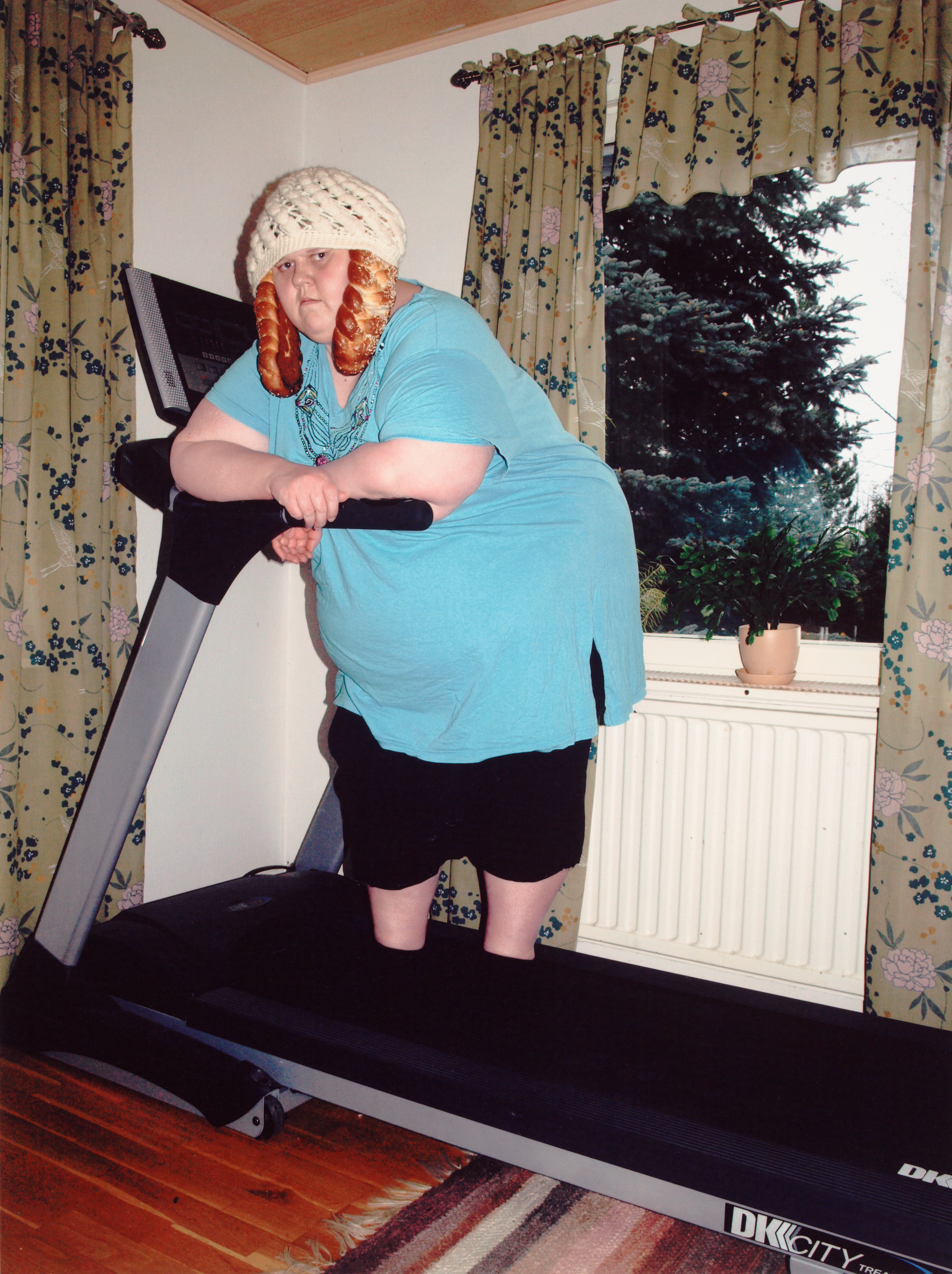 Iiu Susiraja: Treeni, 2010, i serien Hyvä käytös (Gott uppförande). Bläckstråleutskrift. Finlands fotografiska museum.
