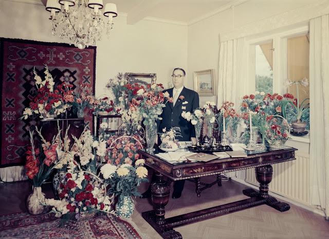 Konekeskus Oy:n johtaja Lahti merkkipäiväkukkasten ympäröimänä. Kuva Kalle Hirn 1957. Pietisen kokoelma, Suomen valokuvataiteen museo