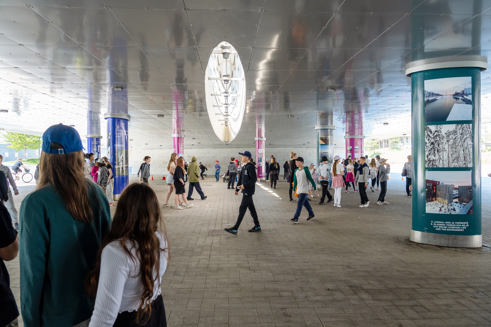 Children walking in the Länsilinkki underpass.