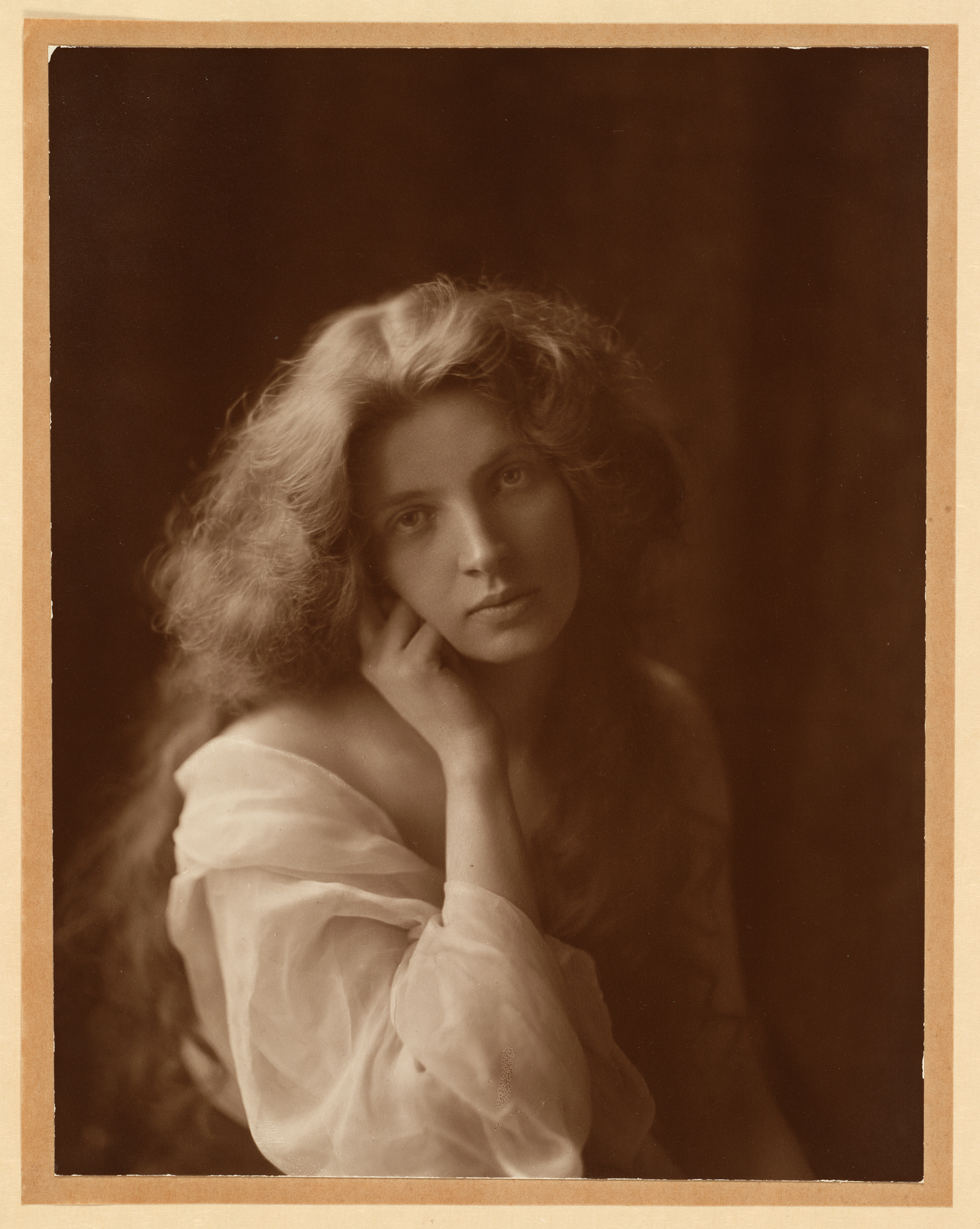 Alfred Nybom: Maud Allan, hiilivedos, 1905 / Suomen valokuvataiteen museon kokoelma