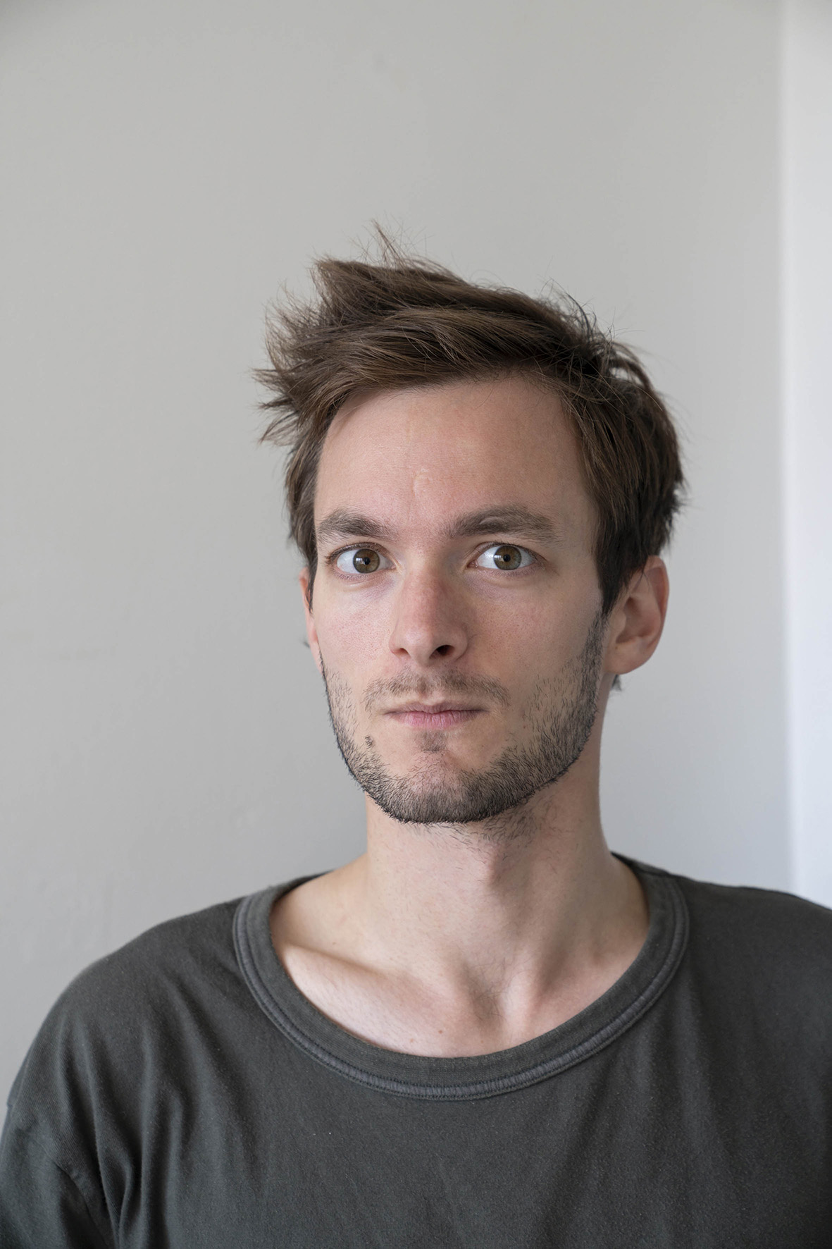 Adrian Crowleyn muotokuva.
