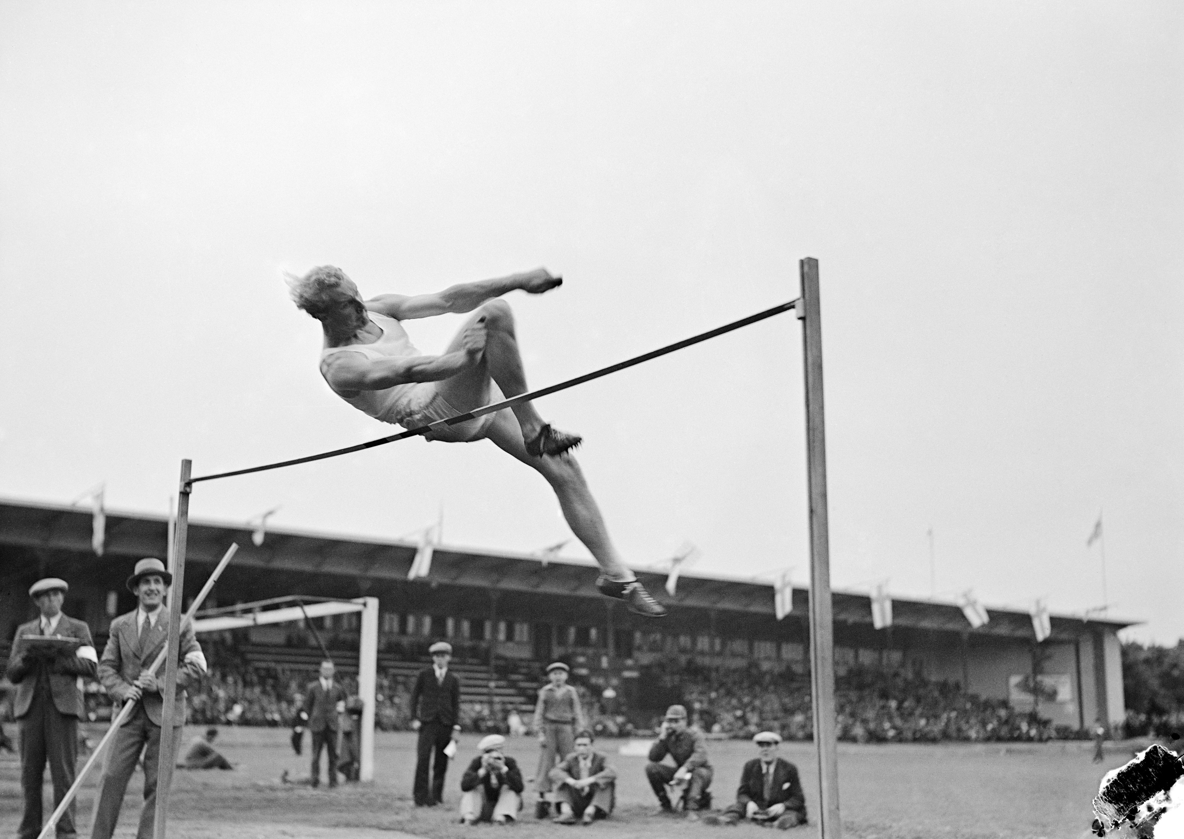 Kalevi Kotkas hyppää korkeutta. 1936. Uuden Suomen kokoelma. Suomen valokuvataiteen museo.