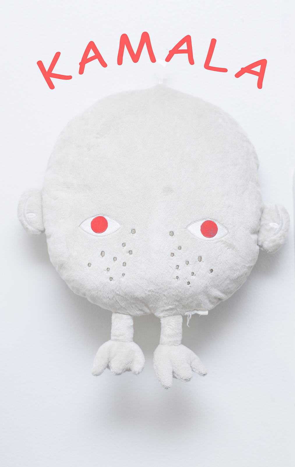 Valkoinen pyöreä pehmo-olento, jolla on punaiset silmät. Oletettavasti sen päässä on kiinni sekä korvat että lyhyet jalat. Olennon yläpuolella lukee punaisilla kirjaimilla KAMALA.