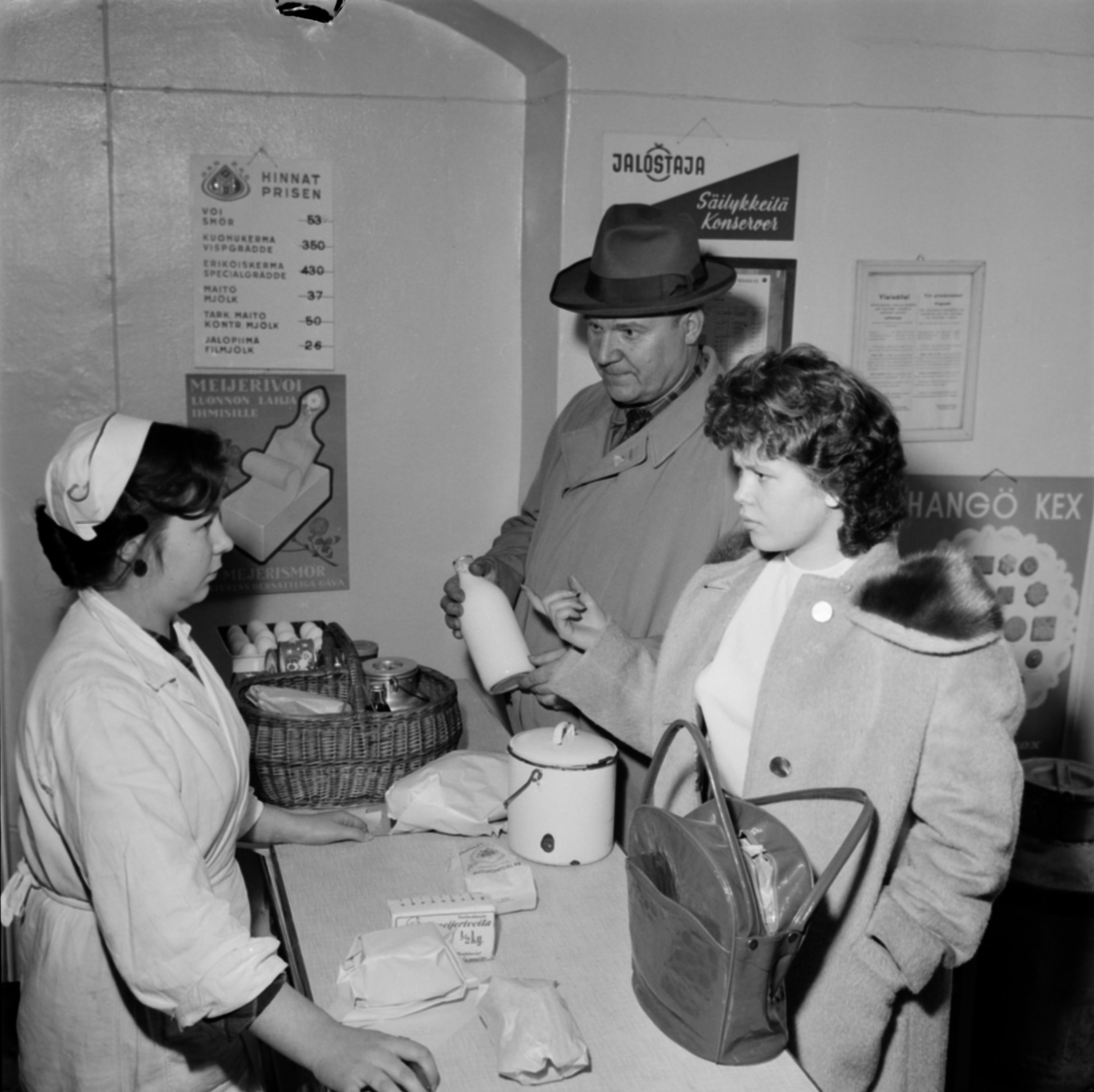 n Lönnrotinkadun maitokaupassa. Helsinki, 1957. Suomen valokuvataiteen museo/ Uuden Suomen kokoelma.