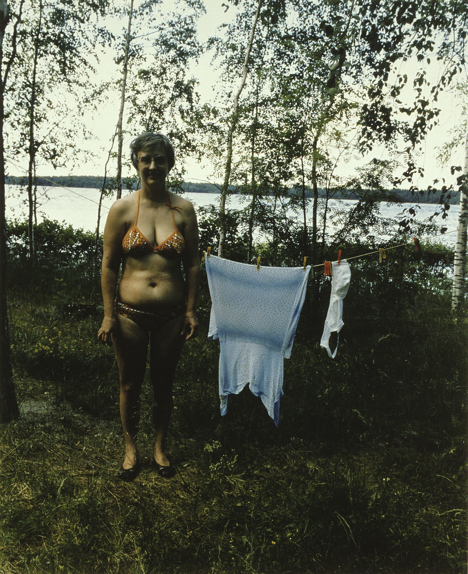 Kesämökille on päästävä, ellei omalle niin kuokkimaan. Pekka Turunen, 1986. Gorilla-kokoelma/Suomen valokuvataiteen museo.