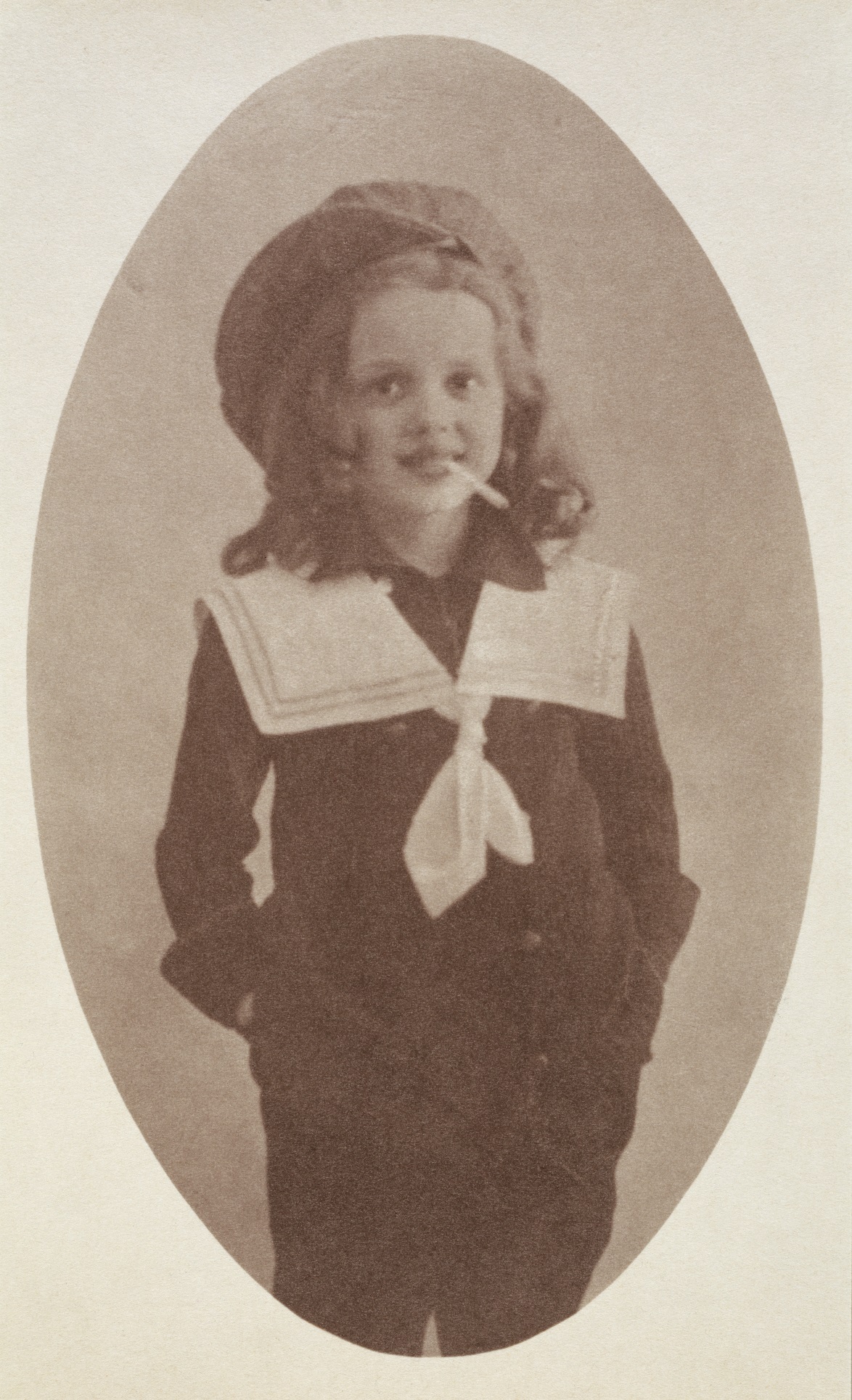 Fritz Englund: Iiris. 1910-luku, tarkka kuvausvuosi ei tiedossa. Sävytetty hopeagelatiinivedos. Suomen valokuvataiteen museon kokoelmat.