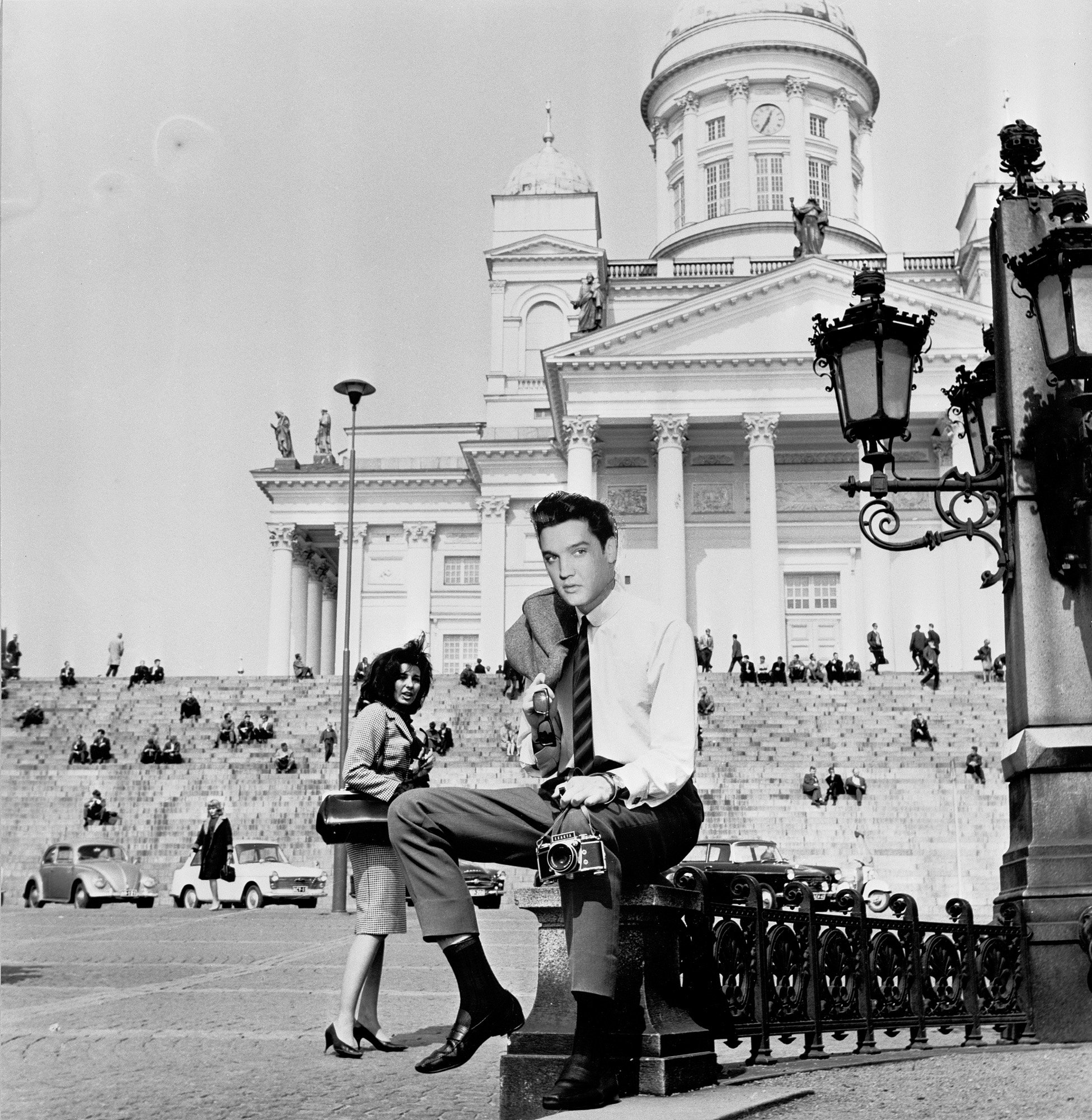 Siinä on tosiaan Elvis Presley Suurkirkko taustanaan. Taustalla oleva tyttö kuuluu kertomukseemme, mutta pysyttelee ihmeestä kunnioitettavasti kolmen metrin päässä. Foto Jatta, 1963. Digitoitu alkuperäisestä negatiivista. Suomen valokuvataiteen museo.
