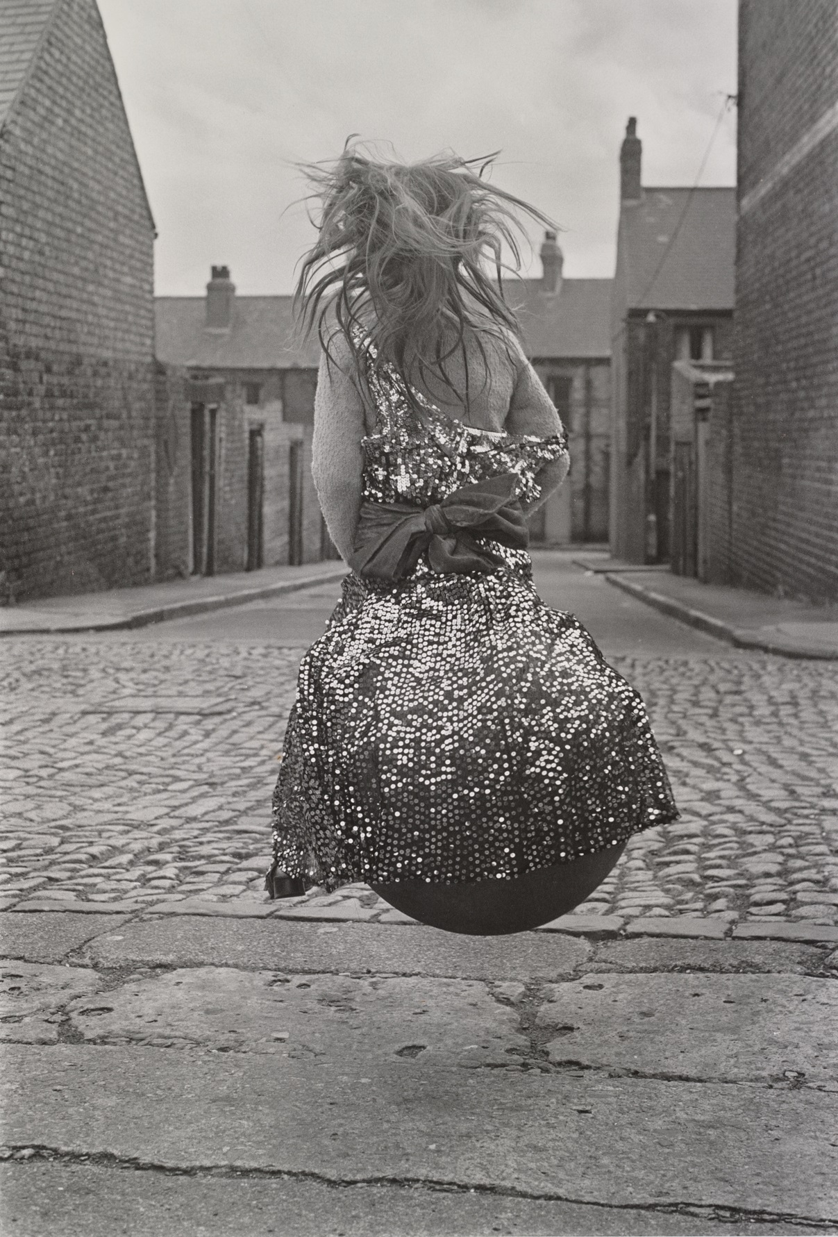 Sirkka-Liisa Konttinen: Pallolla pomppiva tyttö, 1971. Pigmenttivedos. Hannula & Hinkka -kokoelma, Suomen valokuvataiteen museo.