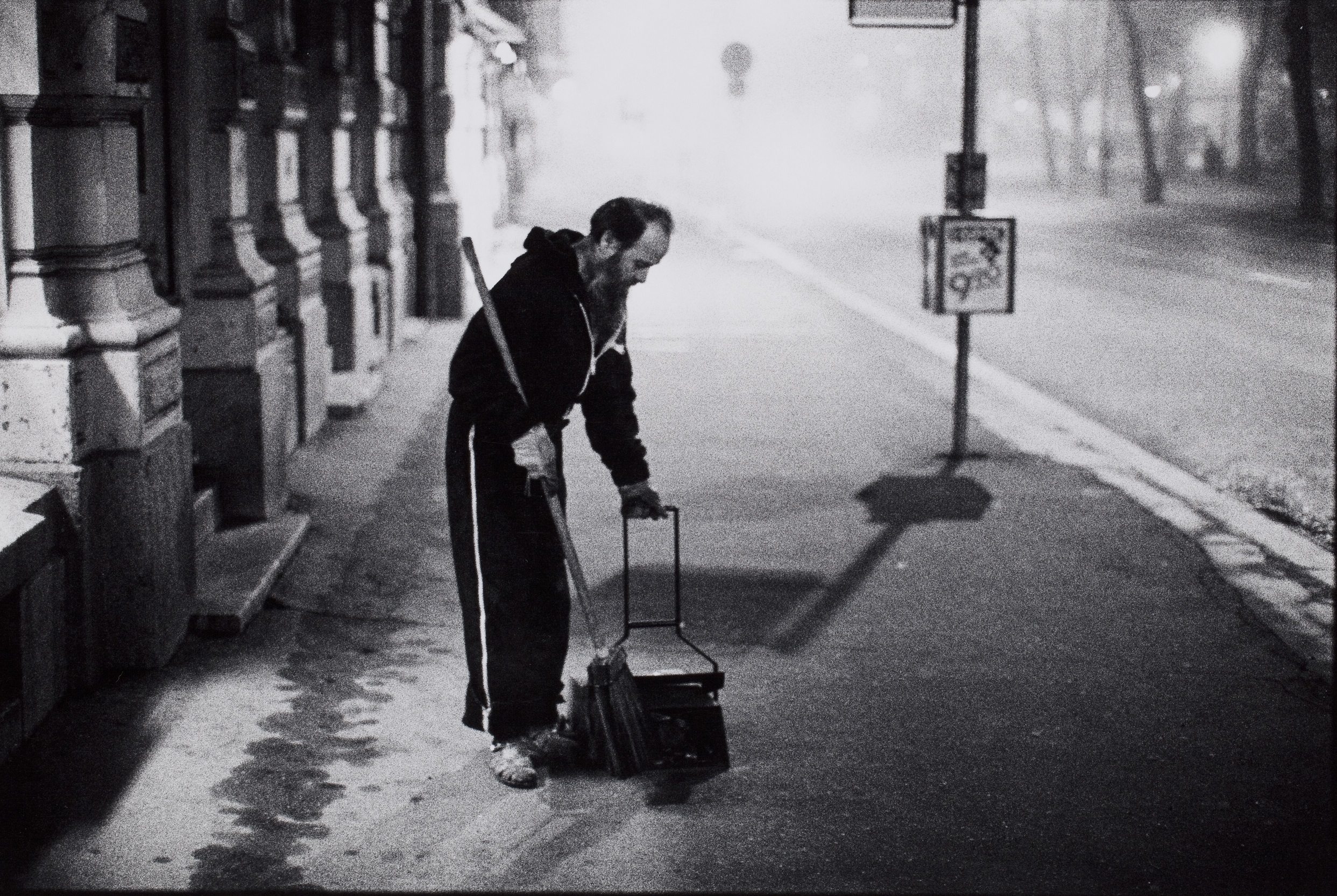 Pertti Nisonen: Talonmies klo 6.00, Helsinki, 1980-luku. Hopeagelatiinivedos. Kuvatoimisto Gorillan kokoelma / Suomen valokuvataiteen museo.