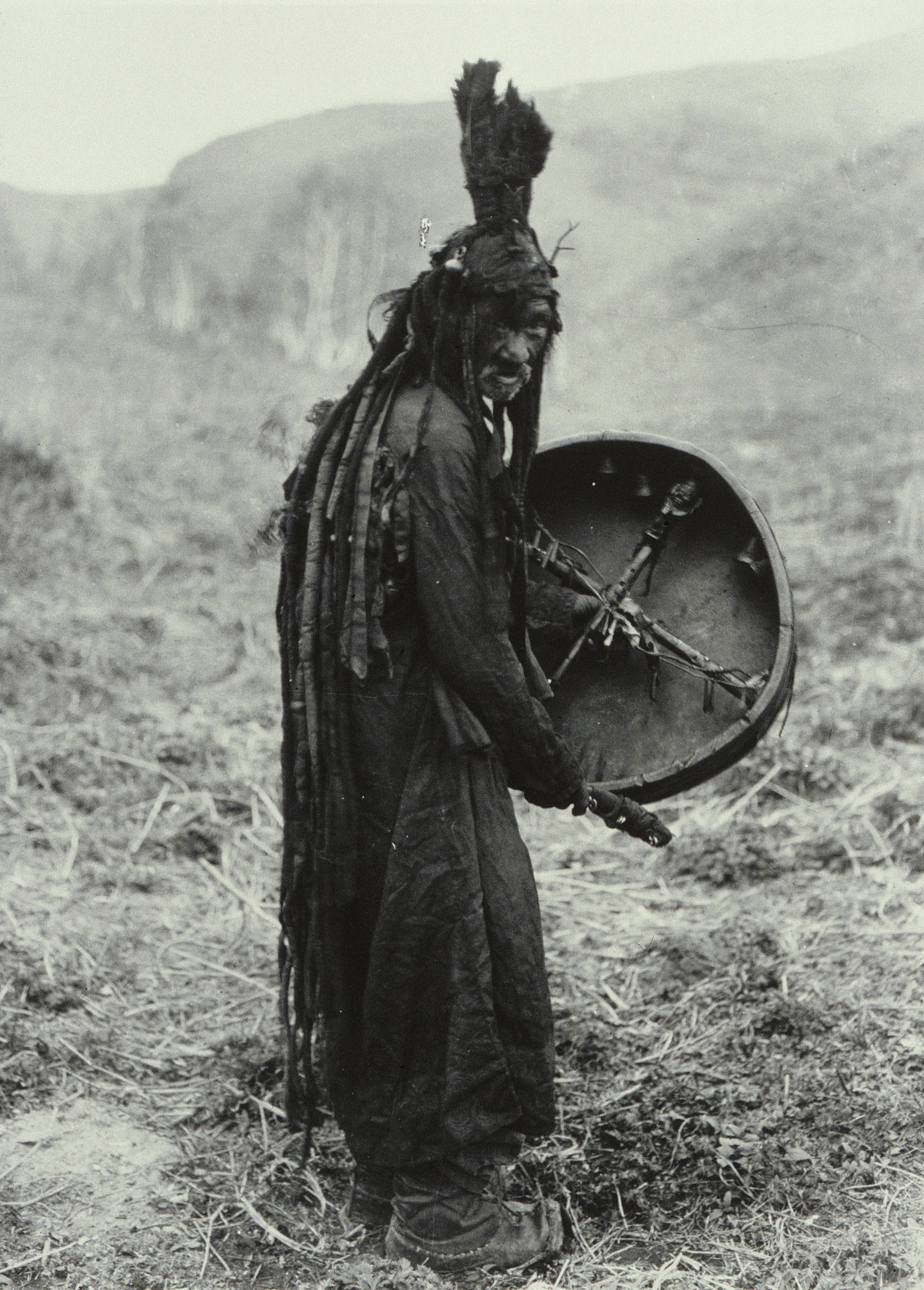 Sakari Pälsi: Shamaani Otshir-böö, 1909. Hopeagelatiinivedos vuodelta 1985, vedostaja Jussi Aalto. Suomen valokuvataiteen museon kokoelmat. Alkuperäinen negatiivi kuuluu Museoviraston Kuva-arkiston kokoelmiin.