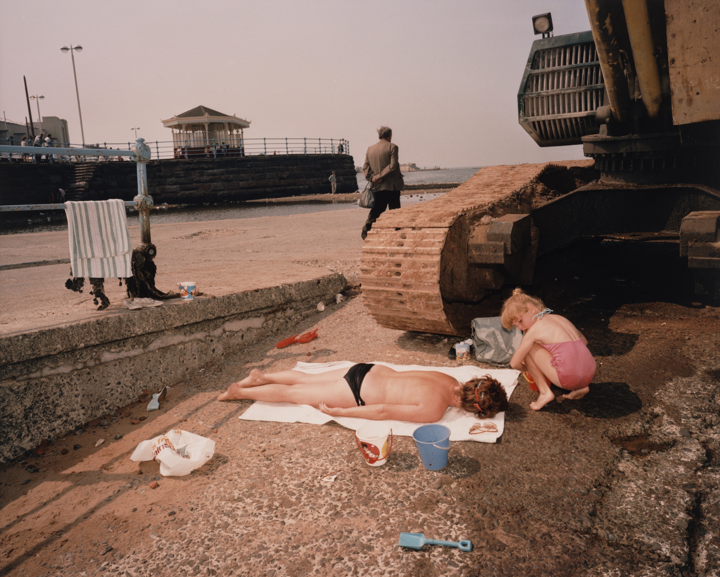 New Brighton, Merseyside, sarjasta The Last Resort, 1983-86. Kromogeeninen värivedos. Suomen valokuvataiteen museon Suomen Yhdyspankin kokoelma.
