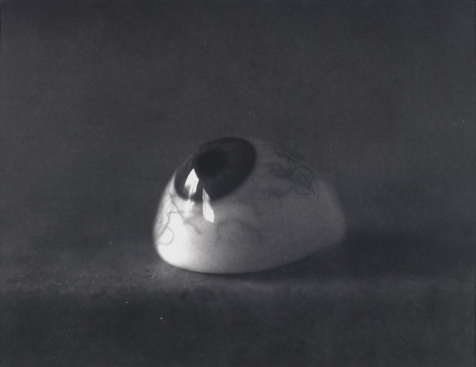 Tuomo-Juhani Vuorenmaa: sarjasta Delete, 1989–1998. Seleenisävytetty hopeagelatiinivedos. Hannula & Hinkka -kokoelma, Suomen valokuvataiteen museo.