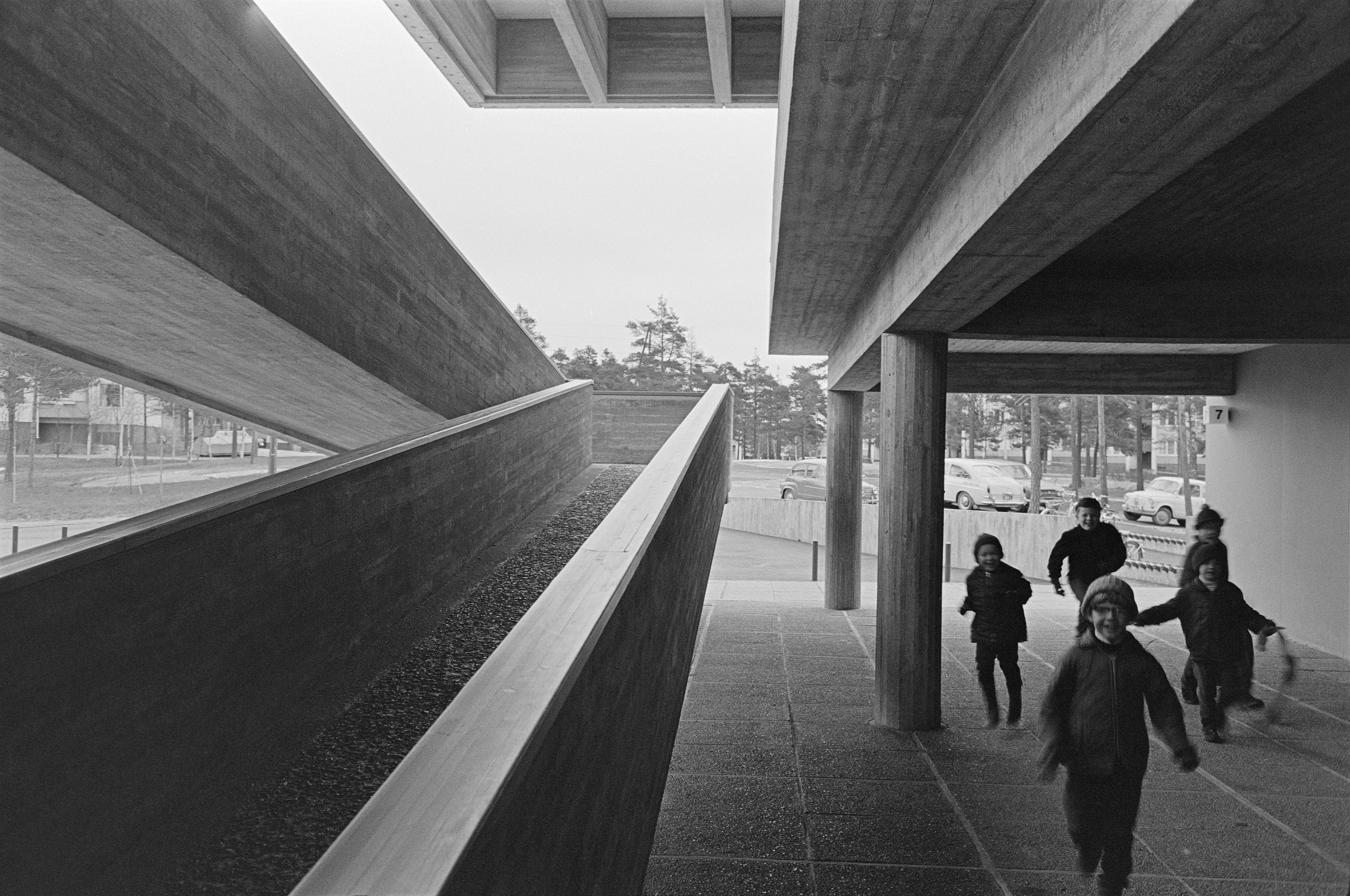 Matti Saanio, Roihuvuoren kansakoulu, 1967. Digitoitu alkuperäisestä negatiivista. Suomen valokuvataiteen museo.