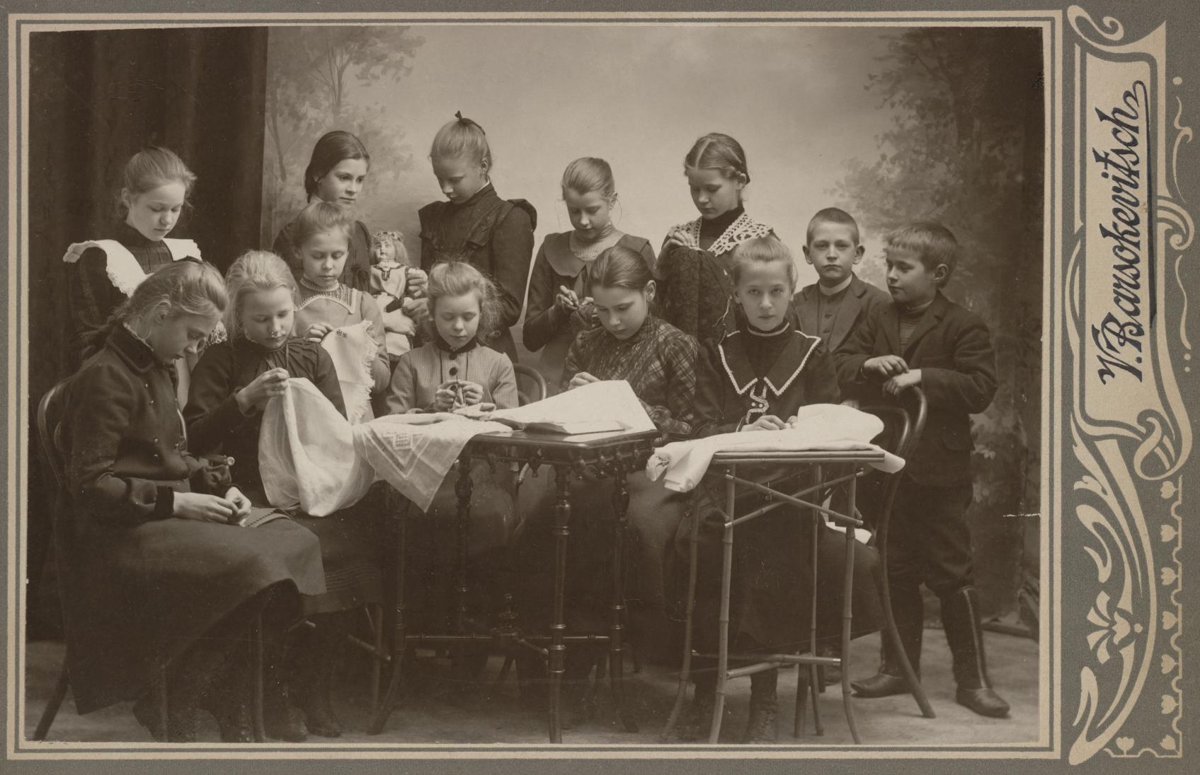 Victor Barsokevitsch, 1900-luvun ensimmäinen vuosikymmen. Kabinettikortti. Koululaisia ryhmäkuvassa Barsokevitschin studiossa Kuopiossa. Suomen valokuvataiteen museo. D1998:132/8.