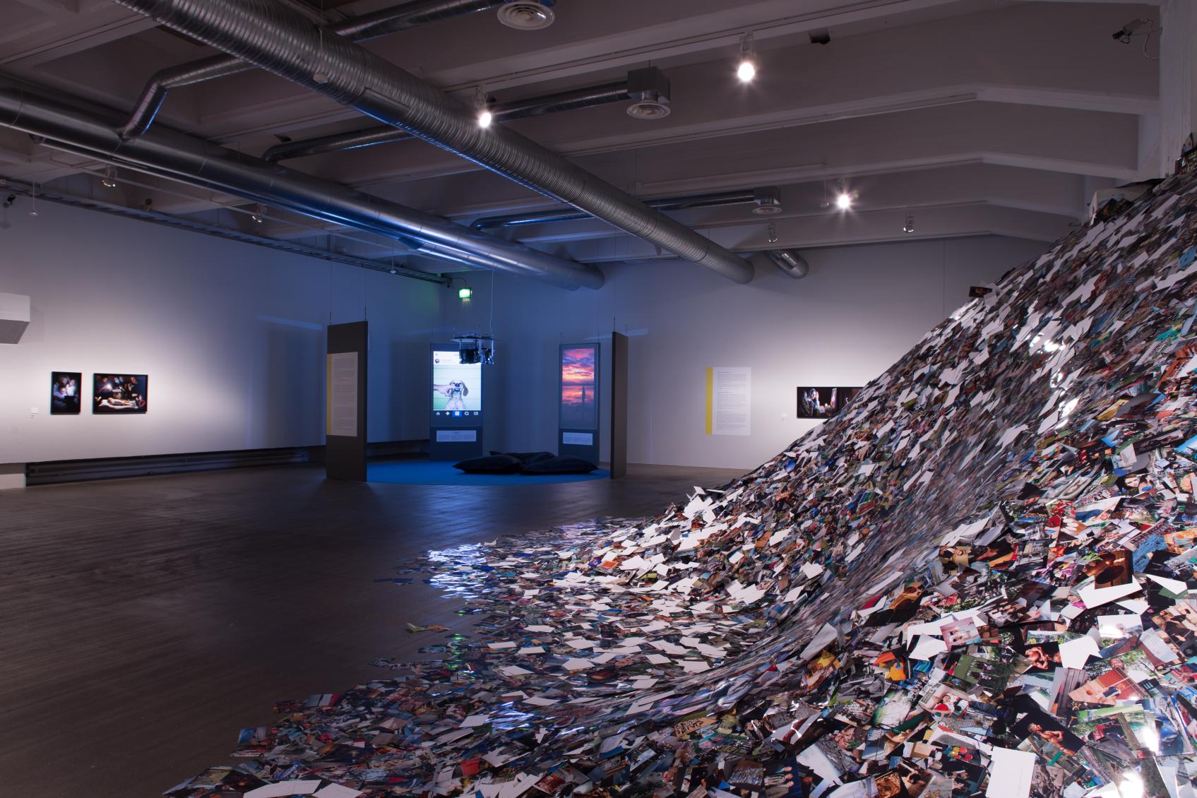 Erik Kessels, 24 Hrs in Photos. Teos oli esillä Snapshot-näyttelyssä Suomen valokuvataiteen museossa vuonna 2014. Kuva: Virve Laustela, Suomen valokuvataiteen museo.