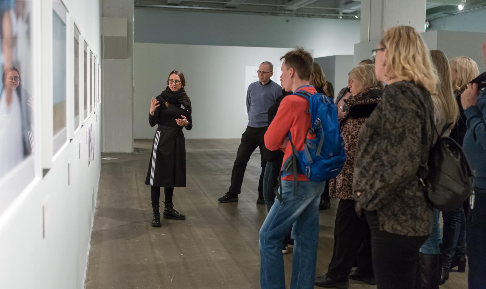 Opas Laura Porola kertoo yleisölle Alec Sothin näyttelystä syksyllä 2016. Kuva: Virve Laustela / Suomen valokuvataiteen museo.