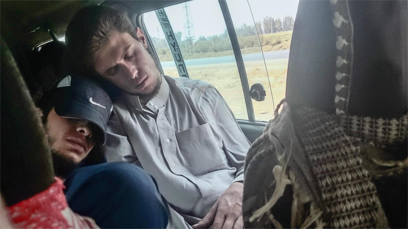 Kaksi turvapaikanhakijaa torkkumassa linja-autossa Irakin ja Syyrian rajalla pakenemassa Mosulista. Vaarallinen matka läpi sota-alueen. Kuva oli aluksi surullinen muisto ja dokumentointi vaikeasta matkasta, mutta myöhemmin merkitys on muuttunut ylpeydeksi voitetuista vastoinkäymisistä ja selviytymisestä. Kuvaaja ei tiedossa (toinen matkustaja linja-autossa). 13.9.2015. Kuva on tallennettu Suomen valokuvataiteen museon kokoelmiin Taskualbumit-hankkeessa.