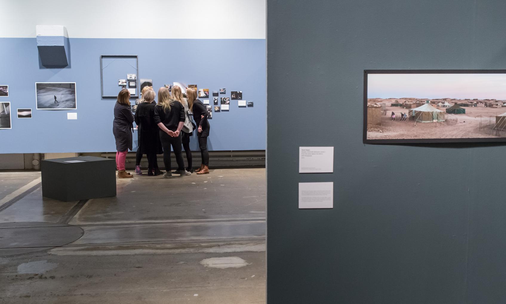 Koululaisryhmä tutustumassa Poliittisen valokuvan festivaalin näyttelyyn Suomen valokuvataiteen museossa. Kuva: Virve Laustela