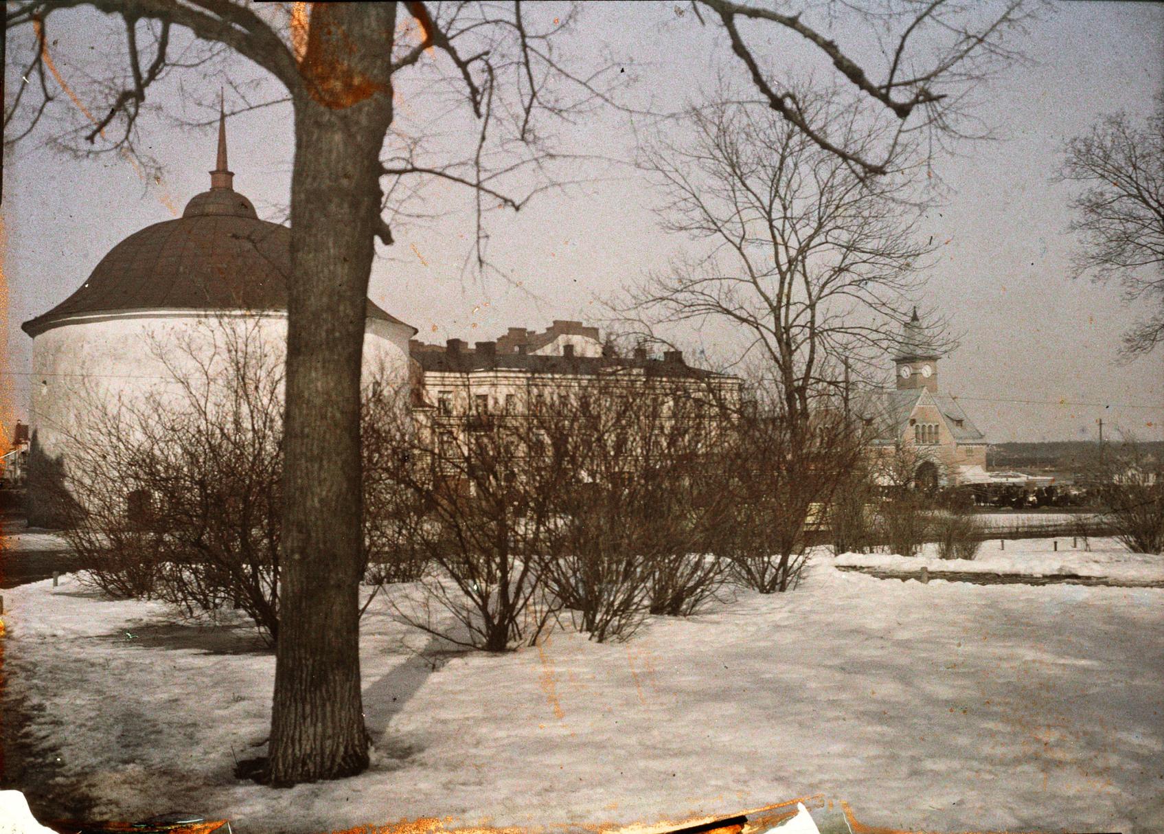 Reino Pietinen: Viipurin pyöreä torni talvella, 1910. Autochrome-diapositiivi, digitoitu reprodiasta. Suomen valokuvataiteen museon kokoelmat.