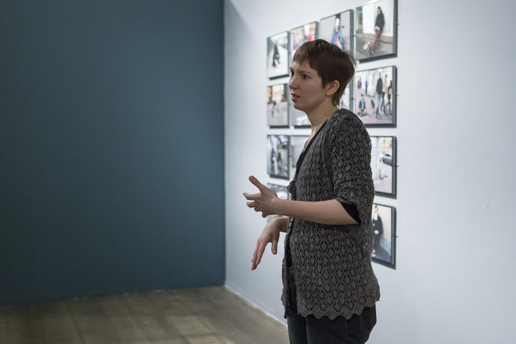 Daria Apahontšitš Suomen valokuvataiteen museossa maaliskuussa 2019. Kuva: Virve Laustela, Suomen valokuvataiteen museo, 2019.