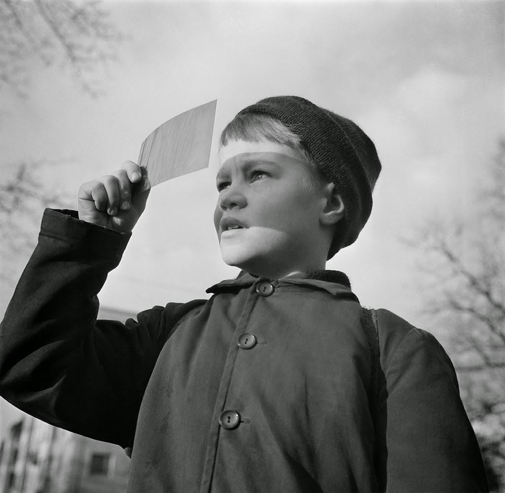 Kuvan poika on seuraamassa auringonpimennystä ja suojaa silmänsä mustaksi valotetulla filminkappaleella. Helsinki 15.2.1961. Jyrki Pälviö / Suomen valokuvataiteen museo/Alma Media/Uuden Suomen kokoelma. Kuva on Suomen valokuvataiteen museon Kuvia kaikille -palvelusta, ja se on lisensoitu Creative Commons Nimeä-Epäkaupallinen 4.0 Kansainvälinen -lisenssillä.