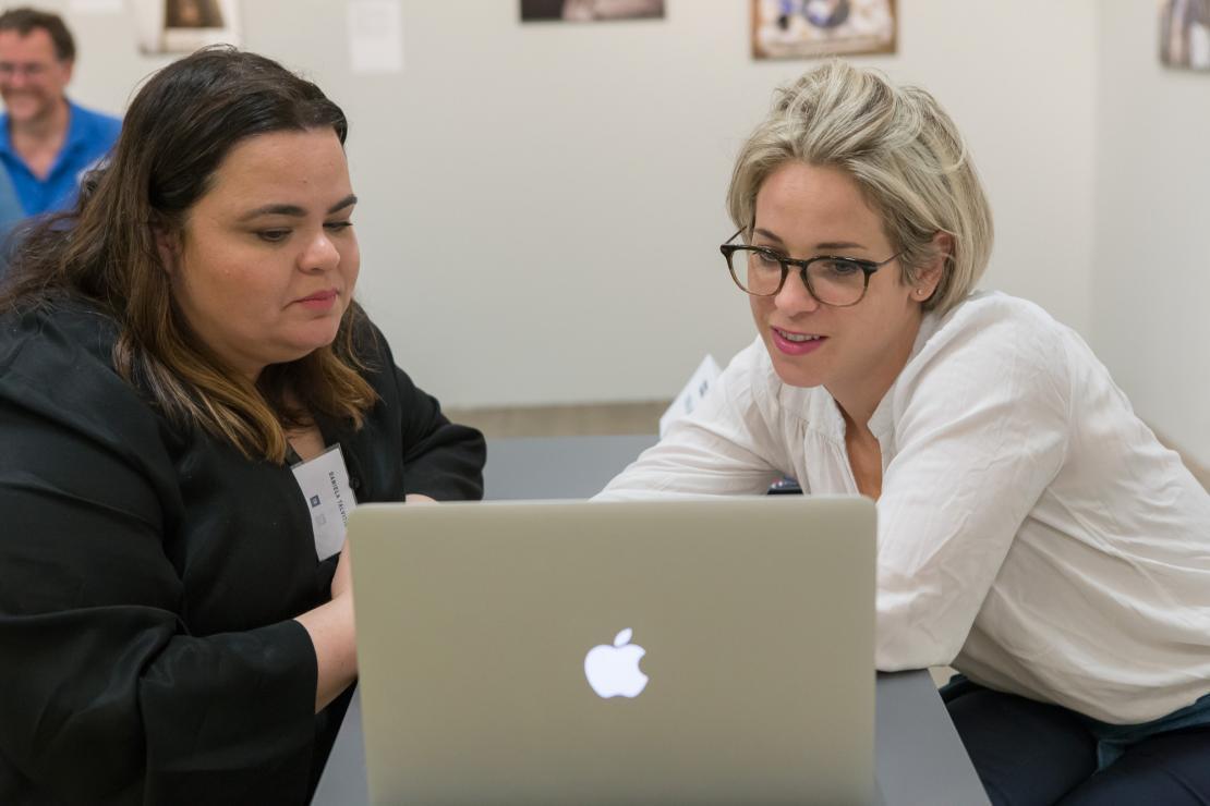 Verena Kaspar-Eisert (oik.) on kuratoinut Kunst Haus Wieniin useita suomalaisten valokuvaajien näyttelyitä. Tällä hetkellä esillä on Elina Brotheruksen “It’s not Me, It’s a Photograph”. Kuva: Virve Laustela, Suomen Valokuvataiteen museo