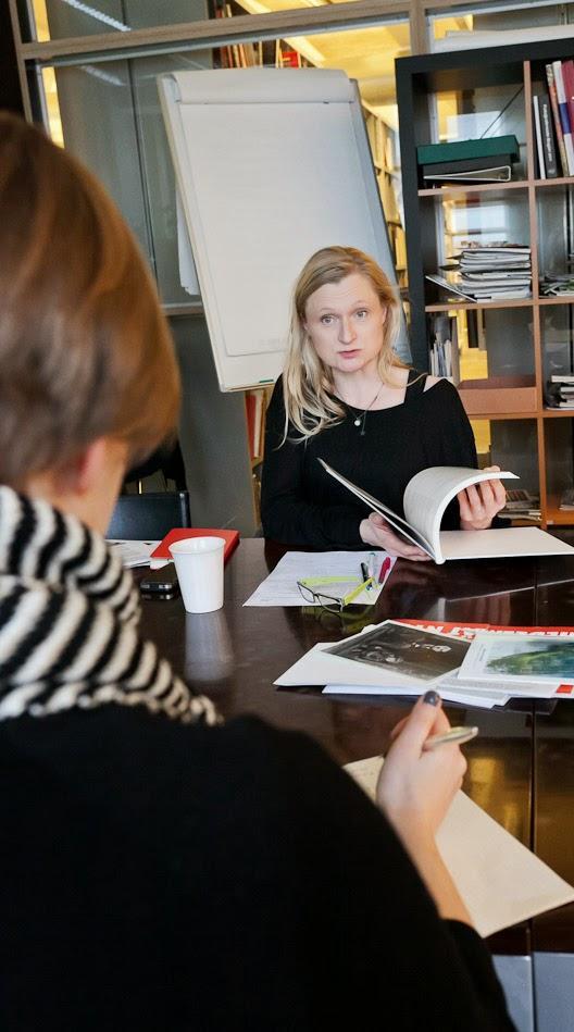Anna-Kaisa Rastenberger keskustelee kokoelmien avaimista. Kuva: Virve Laustela.