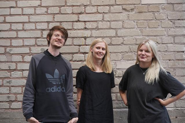 Valokuvataiteen museolla kävivät kesäkuussa haastateltavina PHOTOFUSS-valokuvaajat Sonja Hyytiäinen (kesk.) ja Oona Markkanen (oik.), haastattelijana Vilko Solla (vas.).