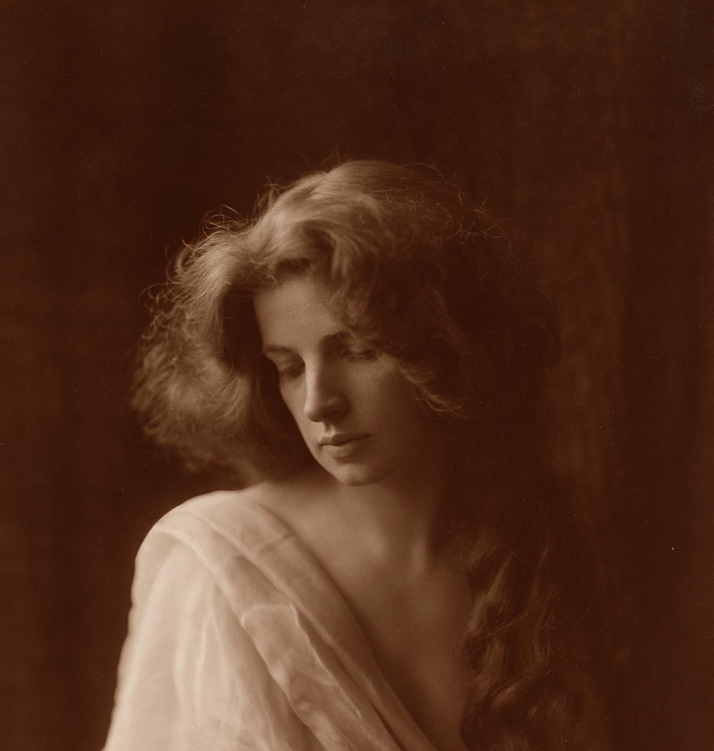 Alfred Nybom: Nuori nainen, 1905 / Suomen valokuvataiteen museon kokoelma