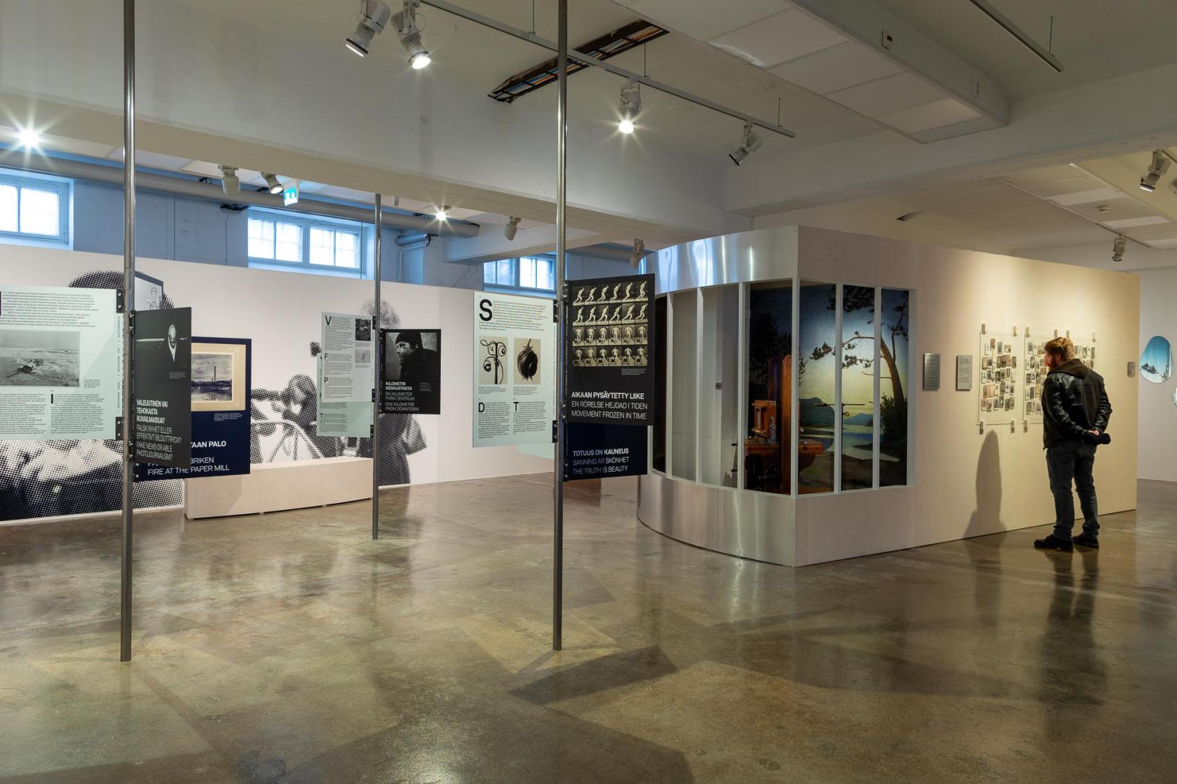 Etsin-näyttely, kuva: Virve Laustela, Suomen valokuvataiteen museo