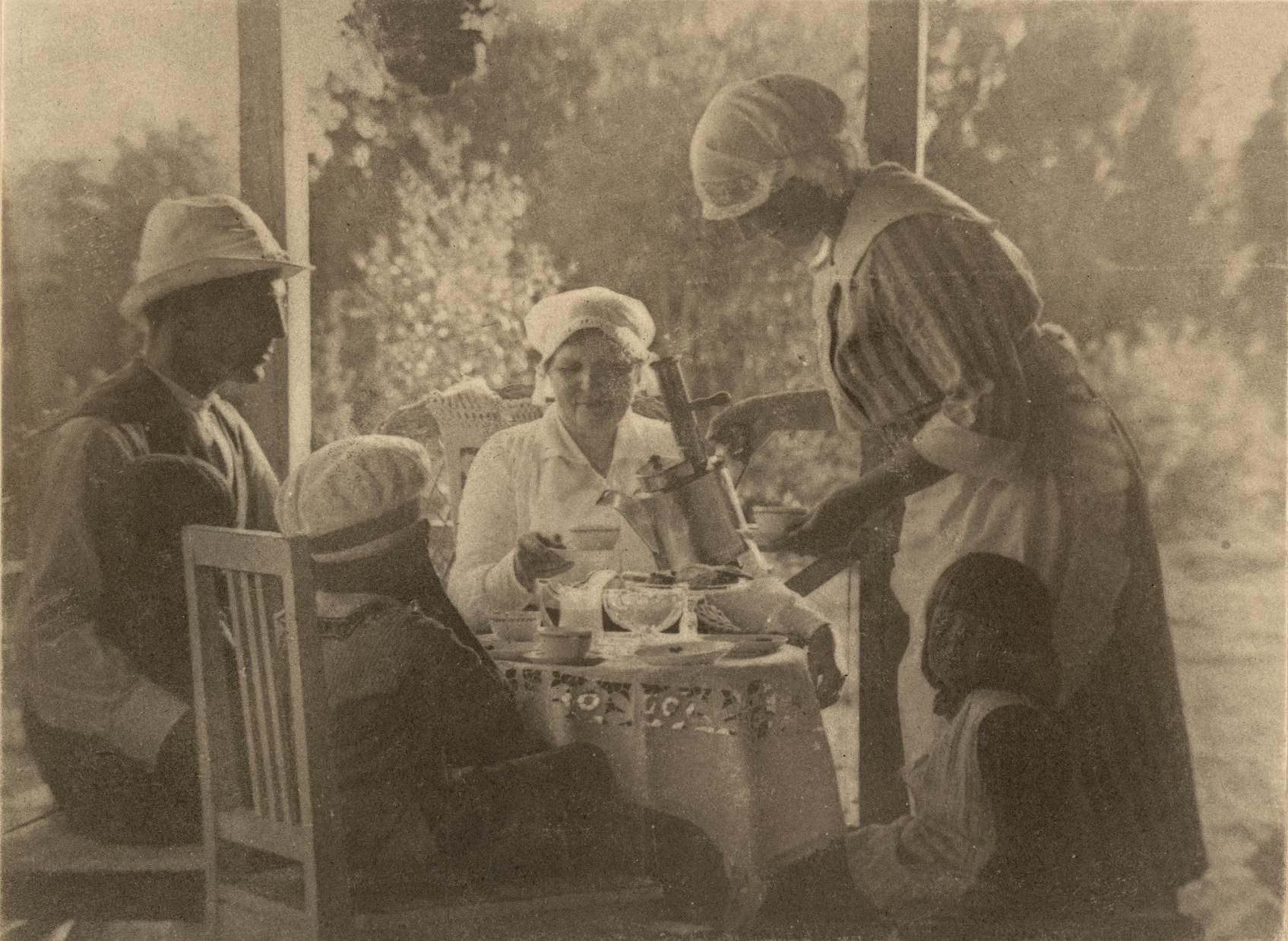 Kuva: Aarne Uusikylä, Kello viiden tee, 1921–29. Suomen valokuvataiteen museo, D1985:82/4