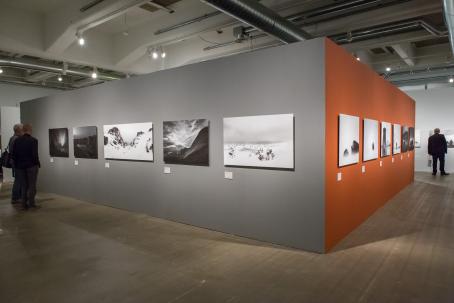 Heikki Willamon kuvia esillä museon näyttelytilassa. 