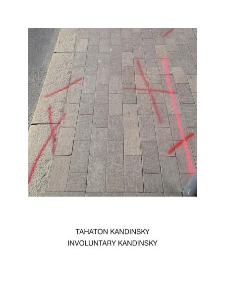 Katukiveystä, johon on luultavasti spraymaalattu punaisia viivoja. Osa viivoista tekee rastin, oikeassa laidassa on pitkä vaaleanpunainen viiva. Kuvan alapuolella on teksti "TAHATON KANDINSKY".