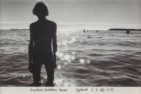 Mustavalkoisessa kuvassa mies seisoo vedessä, auringonvalo tulee hänen takaansa niin että hän näkyy vain mustana hahmona. Miehen takana on muita uimareita, ja yksi kelluva ihminen on ympyröity. Alareunassa on teksti "Omakuva ihastukseni kanssa. Yyterissä 3.8. klo 17:00."