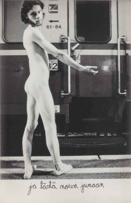 Mustavalkoisessa kuvassa alaston mies seisoo selin junan edessä. Hän on kääntänyt kasvonsa kameraan päin, ja osoittaa toisella kädellään junan ovea. Alareunassa on teksti: "ja tästä nousi junaan".