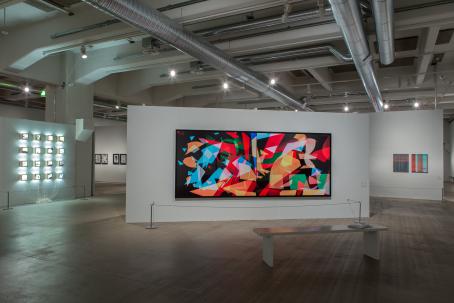 Niko Luoma: Self-titled Adaptation of Guernica (1937), 2015. Photo by Virve Laustela / The Finnish Museum of Photography. Näyttelyssä esillä oleva iso teos, jossa mustalla pohjalla on erivärisiä, erikokoisia osittain läpinäkyviä muotoja, jotka osin menevät toistensa päälle.