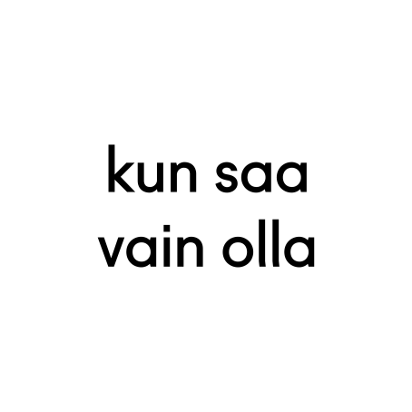 Valkoisen ympyrän sisällä mustalla teksti "kun saa vain olla". 