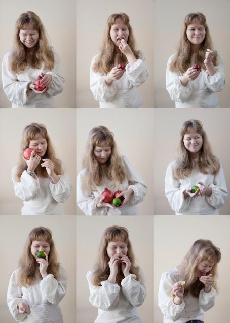 Yhdeksän kuvan kollaasi. Kaikissa kuvissa on sama henkilö, joka pitää käsissään hedelmiä, joissain kuvissa hän syö niitä, joissan kuvissa nauraa, haistaa tai pitää hedelmiä poskeaan vasten. 