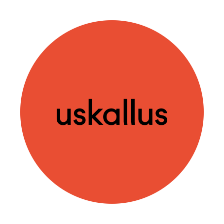 Punaisen ympyrän sisällä lukee mustalla "uskallus". 