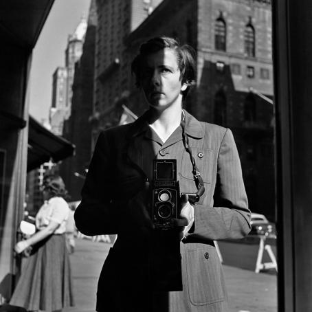Vivian Maier, October 18, New York, 1953. © Estate of Vivian Maier, Courtesy of Maloof Collection and Howard Greenberg Gallery, NY. Vivian Maier, October 18, New York, 1953. © Estate of Vivian Maier, Courtesy of Maloof Collection and Howard Greenberg Gallery, NY.
