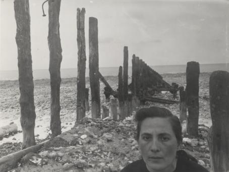 Agnès Varda: Näkymä Bienvenida Llorcan rannalta Veules-les-Rosesissa, 1954 © Agnès Varda Estate – Agnès Varda Photographic Archives deposited at the Institut pour la photographie