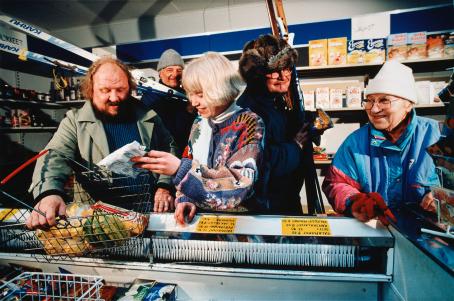 Juha Metso: Debatti hullusta lehmästä ei ole turhaa, sarjasta The Life of Albert, 1996 / Suomen valokuvataiteen museon kokoelma.