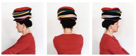 Kolme kuvaa punapaitaisesta naisesta, jolla on päässään monta eriväristä baskeria päällekkäin. Nainen on joka kuvassa kääntynyt eri suuntaan.  