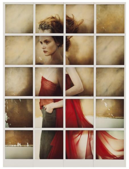 Monesta neliönmuotoisesta kuvasta koostuva kuva, jossa on punaiseen mekkoon pukeutunut nainen.