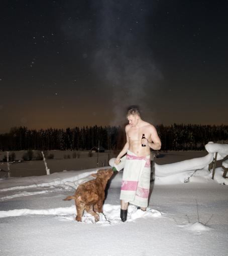 Lumihangessa seisoo mies ilman paitaa pyyhe vyötärön ympärillä, kaljapullo kädessä. Hänen vieressään on vasikka, jolle hän juottaa pullosta jotain. Miehestä nousee höyryä. Taustalla näkyy lumista maisemaa ja tähtitaivas.