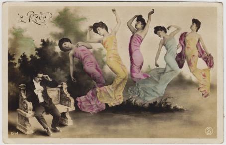 "Unelma", julkaisija Société Industrielle des Photographes, Pariisi, kulkenut Ranskassa n. 1905.<br /><br />"Drömmen", utgivare Société Industrielle des Photographes, Paris, cirkulerade i Frankrike ca 1905.<br /><br />"Dream", Société Industrielle des Photographes, Paris, France, about 1905. Vasemmalla istuu mies puvussa kivisellä penkillä. Oikealla puolella on naisia ilmassa erivärisissä mekoissa, he kaikki katsovat vasemmalle.