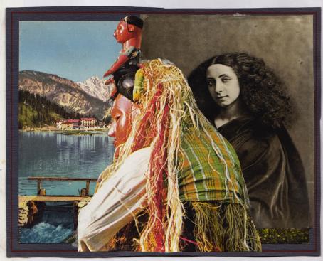 Maud Sulter, Duval et Dumas: Duval, 1993, from the series SYRCAS, photomontage, 100 x 84 cm. © The Estate of Maud Sulter Image supplied courtesy of the Estate of Maud Sulter. Taustalla on kaksi kuvaa. Vasemmalla on järvimaisema, jonka etualalla on laituri ja kauempana rakennuksia ja vuoria. Oikealla on mustavalkoinen naisen muotokuva. Taustalla olevien kuvien edessä on värikäs ihmishahmo, jolla on pitkät hiukset, mutta sen kasvot ovat patsaan kasvot.