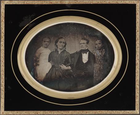 Kristiinankaupungin raatimies Johan Felen (1812–1879) ja puolisonsa Anna Helena os. Lacke (1805–1866) tyttärineen. Kuva on otettu Kristiinankaupungissa tai Raahessa. Daguerreotyyppi 1850-luvulta. Suomen valokuvataiteen museo / Alma ja Unio Hiitosen kokoelma. D2003:67/1. Kristiinankaupungin raatimies Johan Felen (1812–1879) ja puolisonsa Anna Helena os. Lacke (1805–1866) tyttärineen. Kuva on otettu Kristiinankaupungissa tai Raahessa. Daguerreotyyppi 1850-luvulta. Suomen valokuvataiteen museo / Alma ja Unio Hiitosen kokoelma. D2003:67/1.